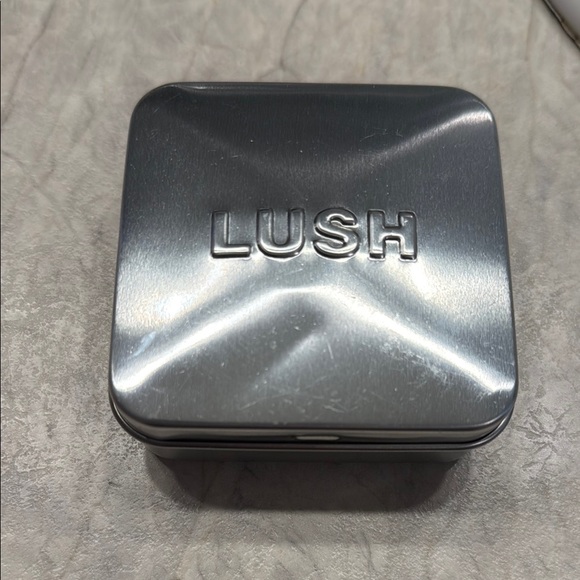 LUSH Scrubee buttery scrubby honeybee body butter - Picture 3 of 5